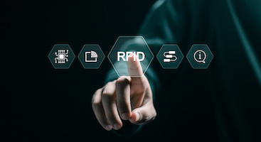 Affärsman som använder RFID radiofrekvensidentifierings system